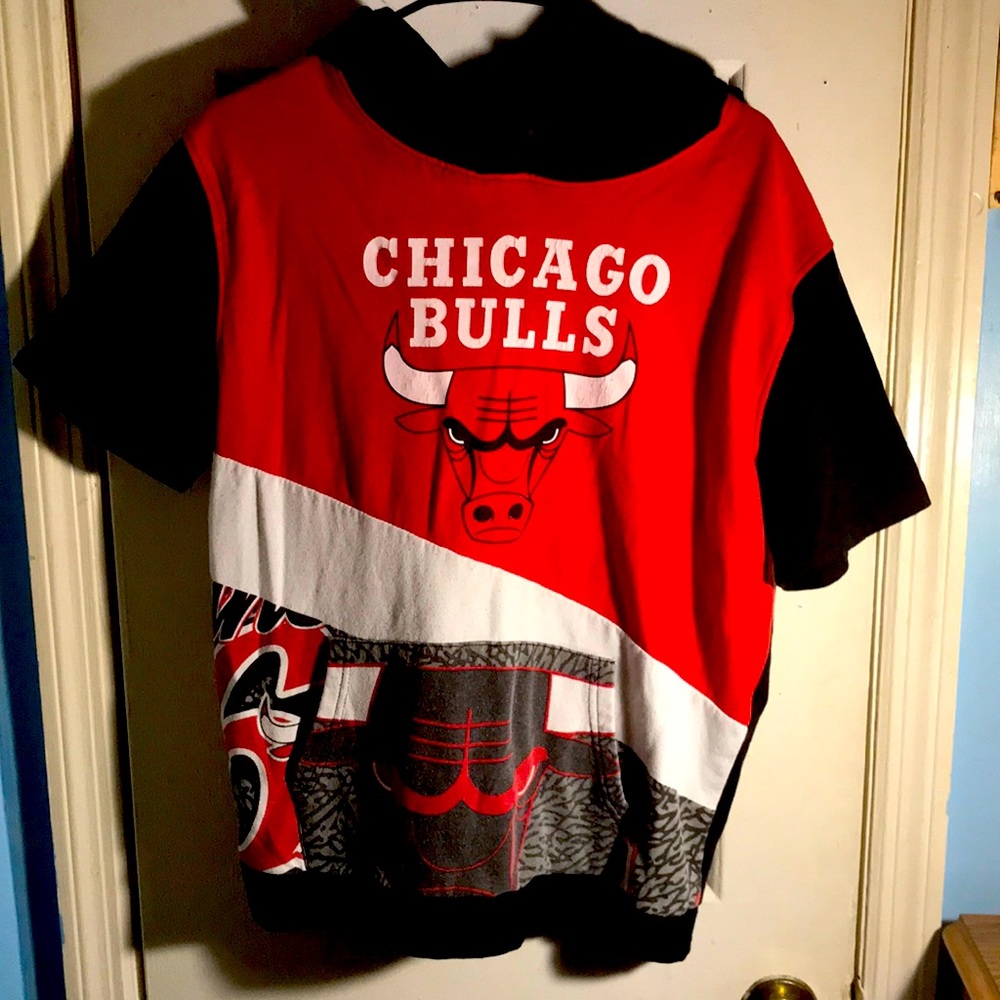 Chicago bulls short sleeve hooded shirt, size small